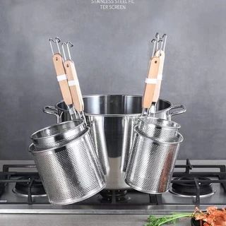 UTENSILS (พร้อมส่ง) กระชอนลวกเส้น เสริมโครง ขนาด 12/16/20 ซม. ตะกร้อลวกเส้น ที่ลวกเส้นก๋วยเตี๋ยว กระชอนด้ามไม้สั้น ตะแกร