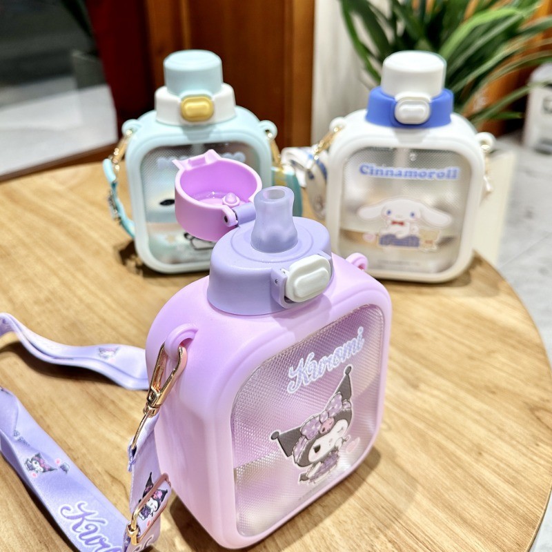 ถ้วยน้ํา Kuromi 2025 สไตล์ใหม่ Crayon Shin-Chan ขวดน้ําพร้อมฟาง Crossbody เด็กนักเรียนถ้วยพลาสติกสี่เหลี่ยมแบบพกพา