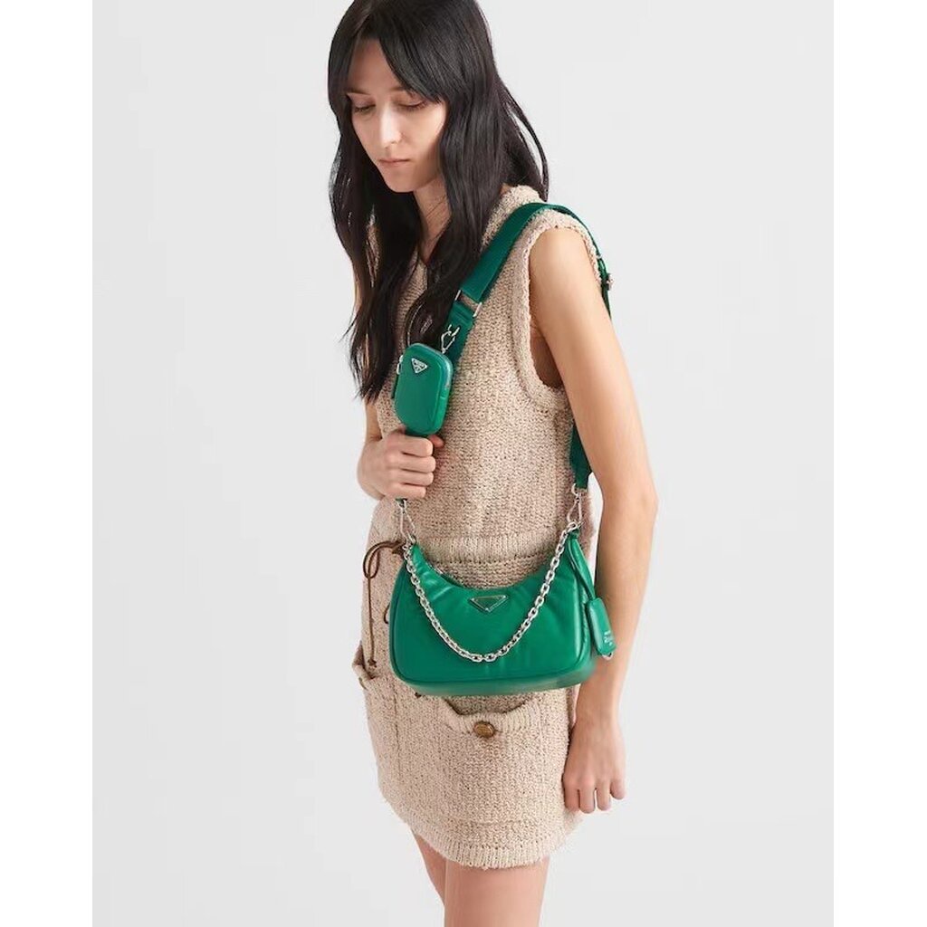 **C** กระเป๋าหนัง Padded nappa-leather Prada Re-Edition 2005 shoulder bag สินค้าใหม่ ของแท้