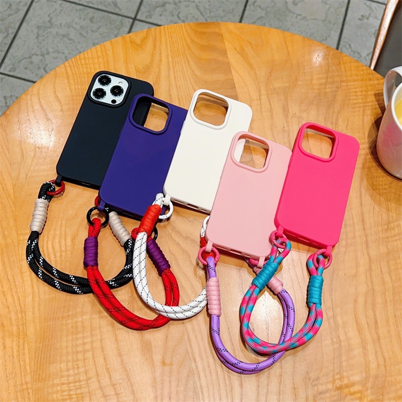 เคสโทรศัพท์มือถือ ซิลิโคนนิ่ม พร้อมสายคล้องมือ สีแคนดี้ หรูหรา สําหรับ iPhone 15 14 11 12 13 Pro Max 15 Plus