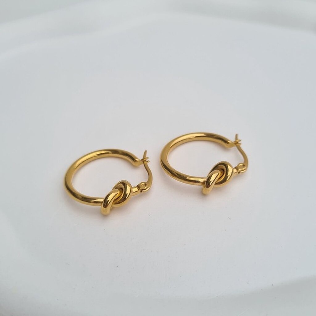 (WELRY.acc) พร้อมส่ง ต่างหูห่วงสีทองลาย Knot วัสดุสแตนเลส รุ่น Seoul สไตล์มินิมอล เกาหลี