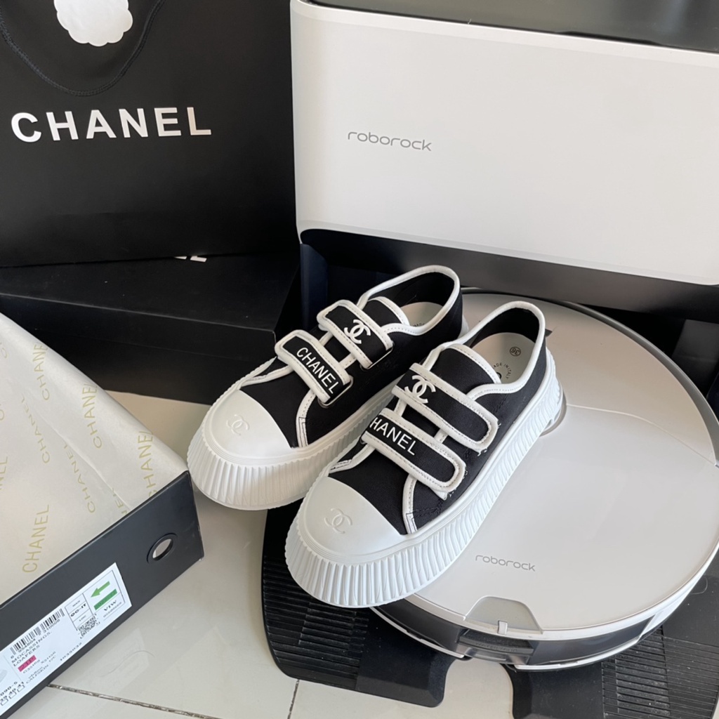 Chanel ใหม่ รองเท้าผ้าใบลําลอง ลายตัวอักษร Velcro สีขาว สไตล์วินเทจ สําหรับสตรี