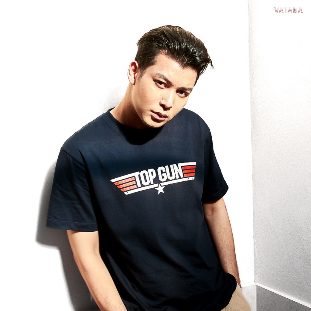 ความร้อน VATANA - แขนสั้น สีกรม พิมพ์ลาย TOP GUN MAVERICK: Volleyball | Glow in the dark
