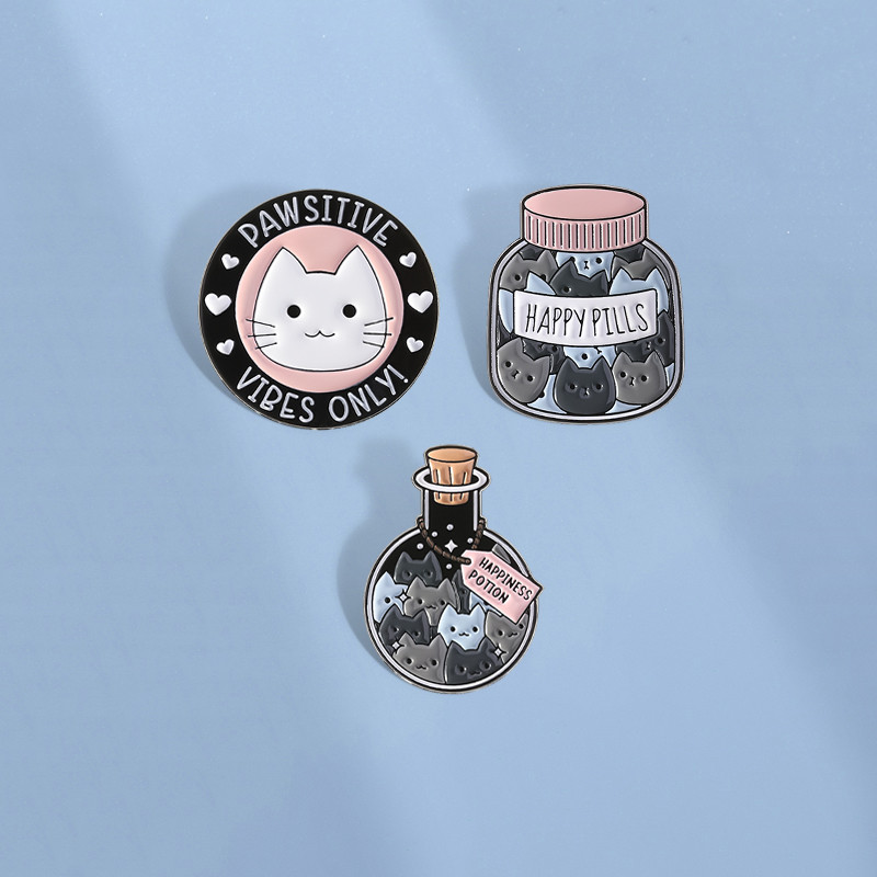Happy Pills ขวดแมว Pin Kawaii เข็มกลัดสัตว์น่ารักแมวเข็มกลัดป้ายโลหะ Pins อุปกรณ์เสริมของขวัญสําหรับเพื่อน