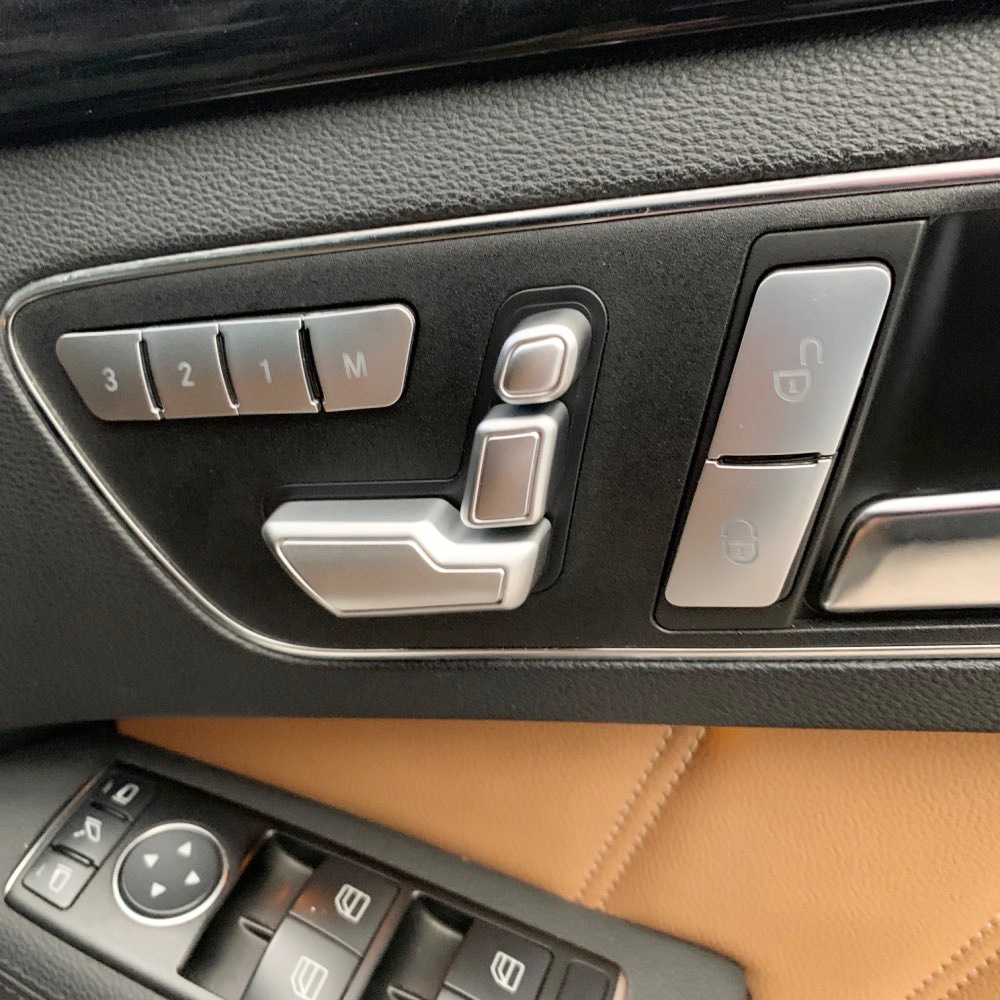 สติกเกอร์ปุ่มกดปลดล็อก ABS ปรับได้ อุปกรณ์เสริม สําหรับ Mercedes Benz A B C E Class W204 W212 GLA X156 CLA C117 GLE 6 ML GL GLS