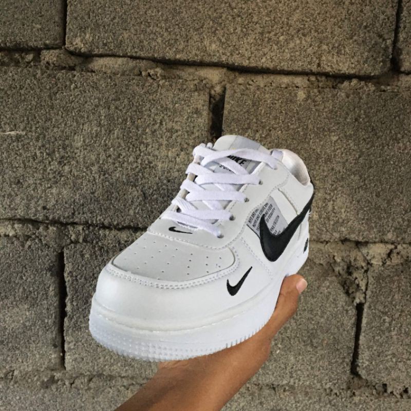 Nike Air Force 1 สีดำและสีขาว รองเท้า new