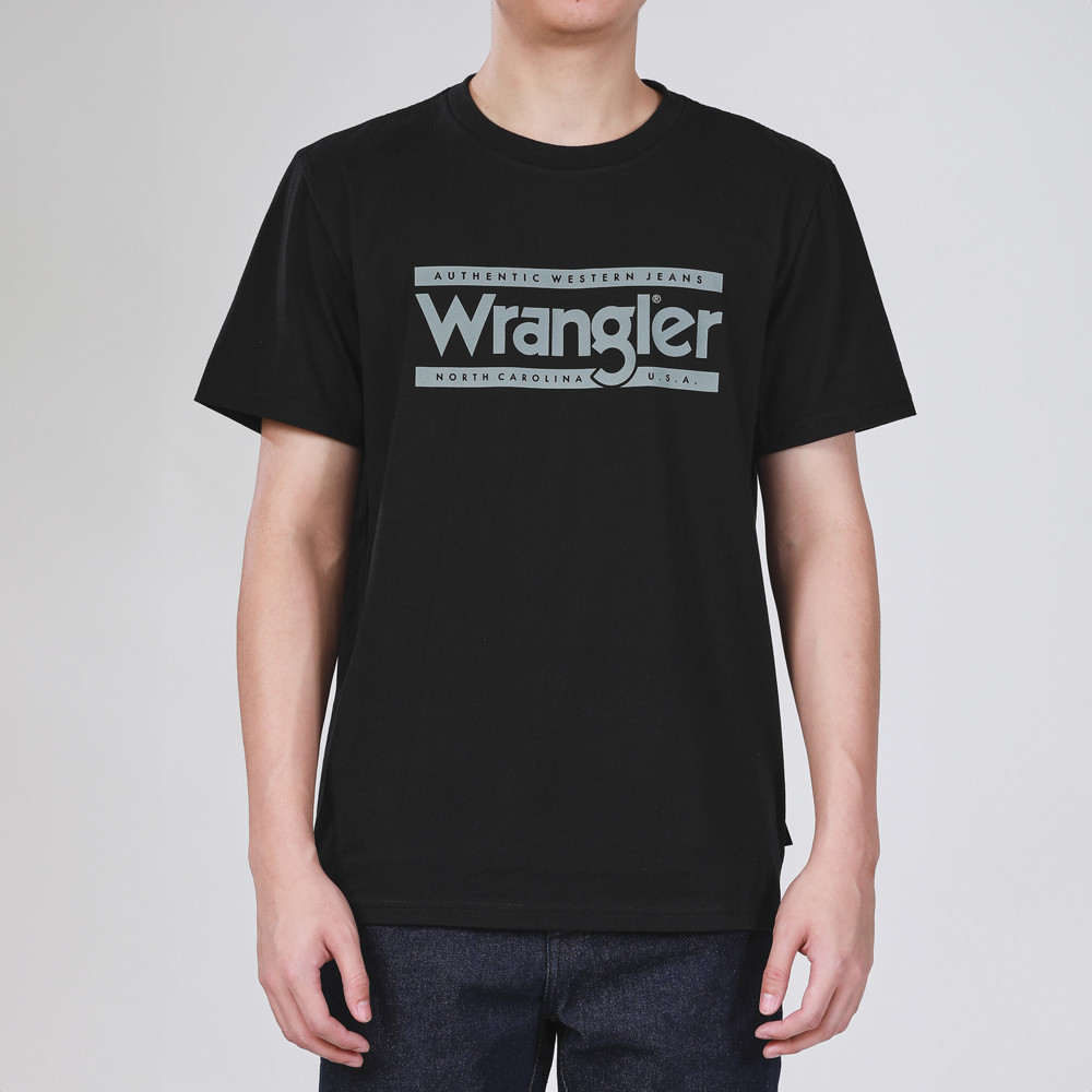WRANGLER เสื้อยืดแขนสั้นผู้ชาย รุ่น WR F524MTSSF72 สีดำ