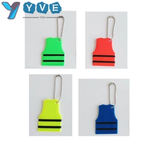 Yve พวงกุญแจเสื้อกั๊ก PVC สะท้อนแสง หลากสี 5.5*4.5 ซม. 4 ชิ้น