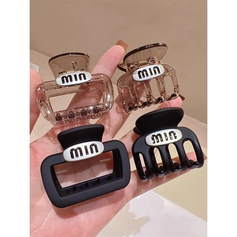 กิ๊บติดผมหางม้า ทรงสี่เหลี่ยม พิมพ์ลายตัวอักษร สีกาแฟ thumbnail 8