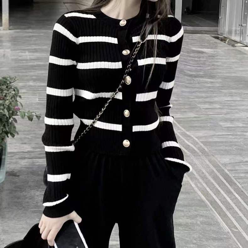 [พร้อมส่ง] เสื้อคาร์ดิแกนกันหนาว แขนยาว ผ้าถัก ลายทาง ทรงหลวม สไตล์เกาหลี 3 สี สําหรับผู้หญิง