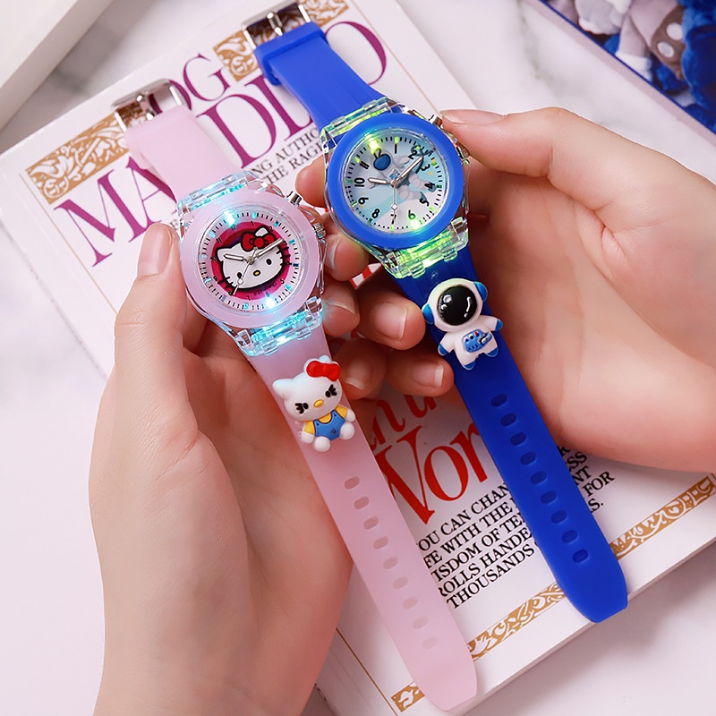 SANRIO นาฬิกาข้อมือควอตซ์อิเล็กทรอนิกส์ ลายการ์ตูนกัปตันอเมริกา สไปเดอร์แมน อิโรมัน ซานริโอน่ารัก พร้อมไฟแฟลช สําหรับเด็กนักเรียน