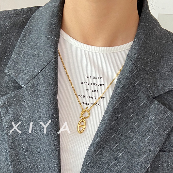 Xiya สร้อยคอไทเทเนียม จี้ตัวอักษร OT หัวเข็มขัดหมู เข้าได้กับทุกชุด ราคา ถูกที่สุด ดีลบีเคเค แกลเลอรีภาพที่ 4