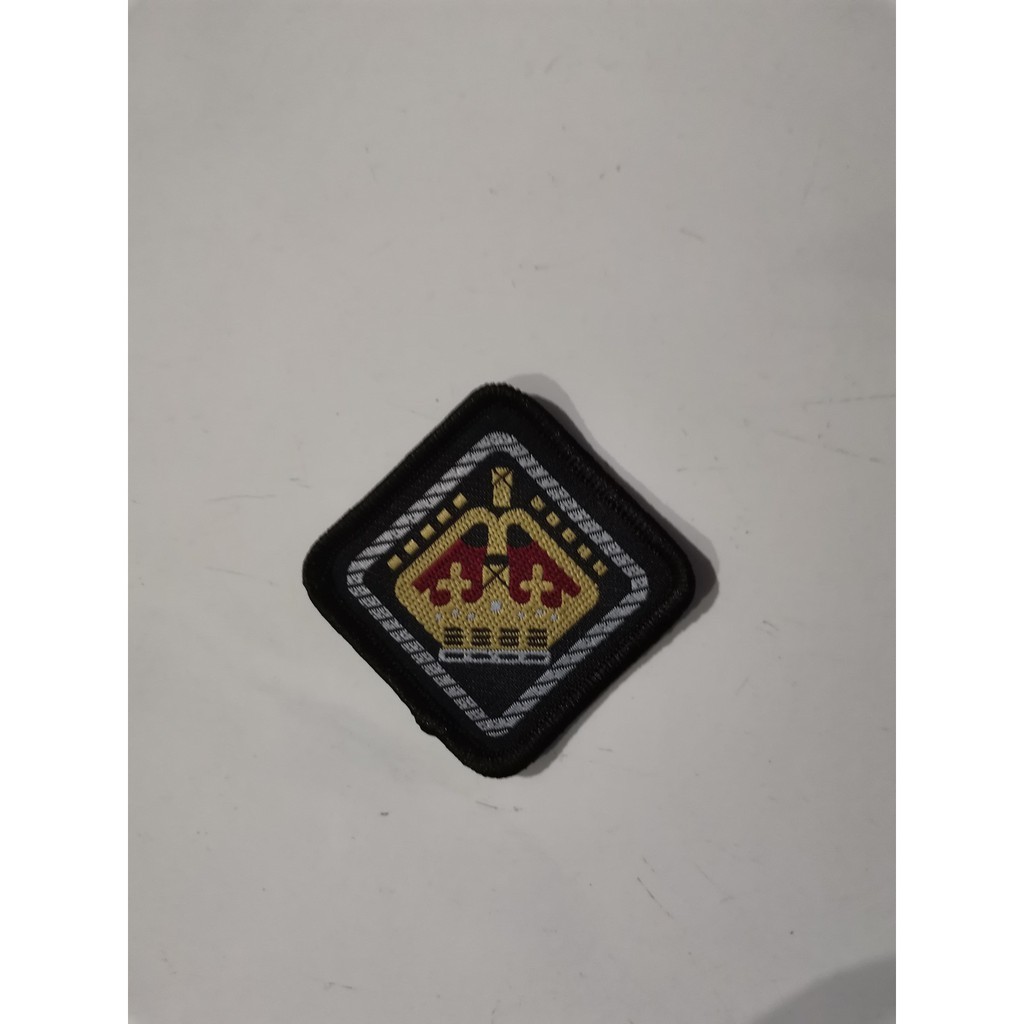 UK QUEEN SCOUT OLD BADGE 43mm