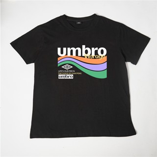 UMBRO เสื้อยืดแขนสั้นลําลอง คอกลม พิมพ์ลาย ทรงหลวม แฟชั่นฤดูร้อน สําหรับผู้ชาย และผู้หญิง ไซซ์ S - 2XL 2023