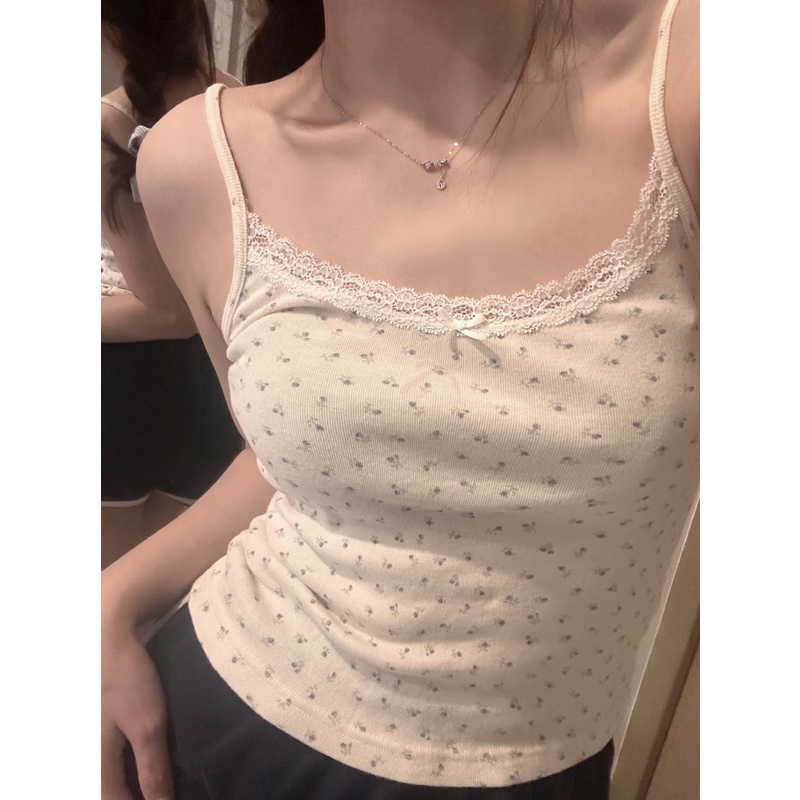 Dahong เสื้อสายเดี่ยว ลําลอง ผ้ายืด ลายดอกไม้ แต่งขอบลูกไม้ X8596