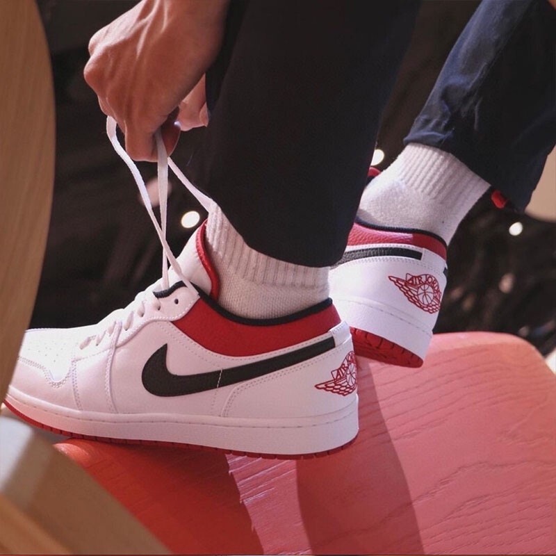 Nike Air Jordan 1 Low aj1 low cut สีดำและสีขาวสีแดง Chicago รองเท้ากีฬาลำลองผู้หญิงรองเท้าบาสเก็ตบอ