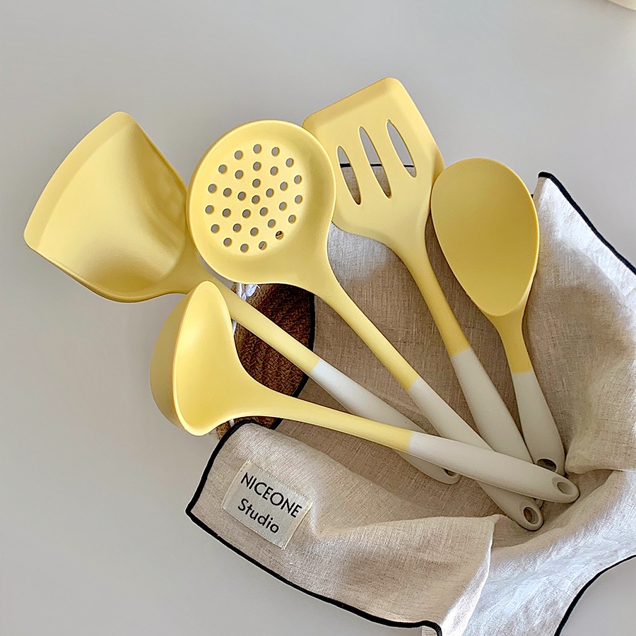 HERA ชุดเครื่องครัว ตะหลิวซิลิโคน กระชอน ทัพพี ทัพพีตักข้าว กระบวย สีเหลือง Yellow Silicone Utensils Set Turner Spatula Ladle Colander Rice Scoop