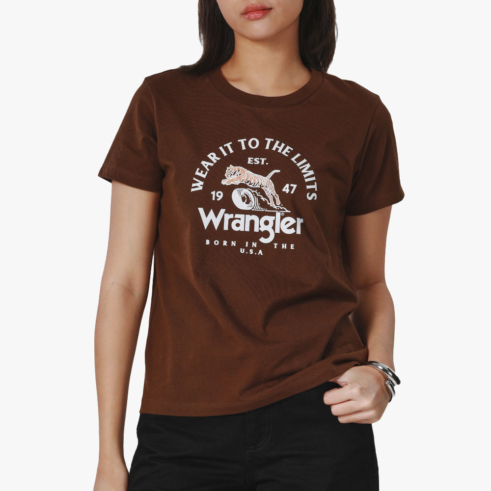 WRANGLER เสื้อยืดแขนสั้นผู้หญิง คอลเลคชั่น Biker ทรง Regular รุ่น WR F324WTSSN48 สีน้ำตาล