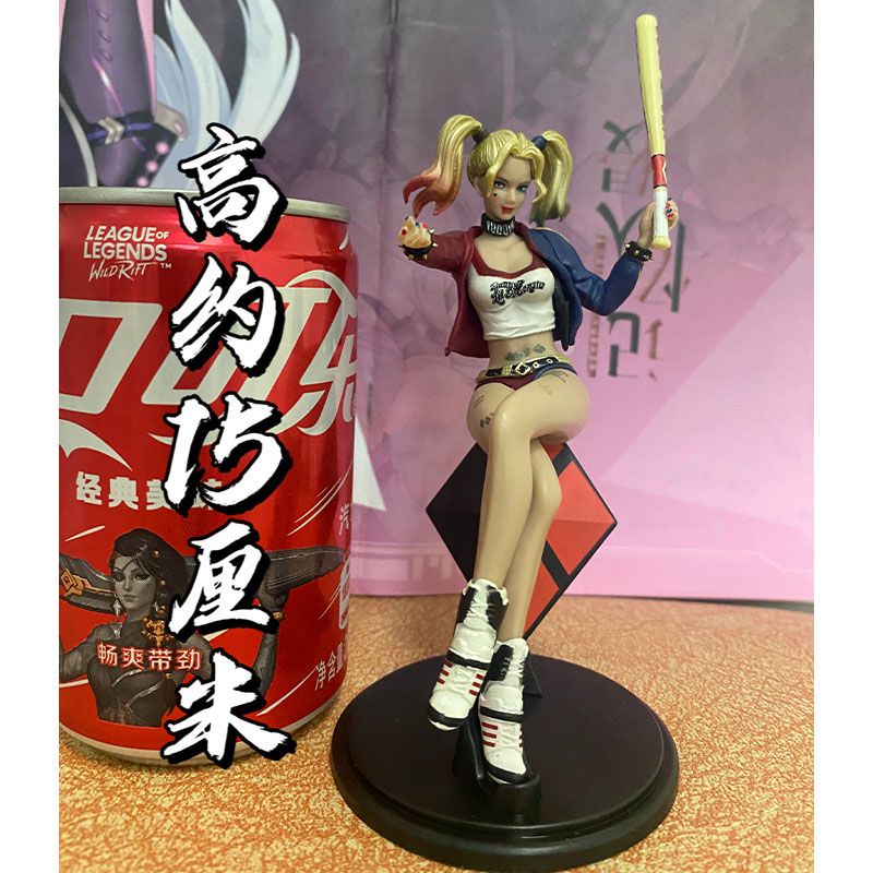 Harley Quinn นั่งท่าทาง Raptor Squad Battle เสียหายรถตํารวจรูปแชสซีตกแต่งของขวัญ