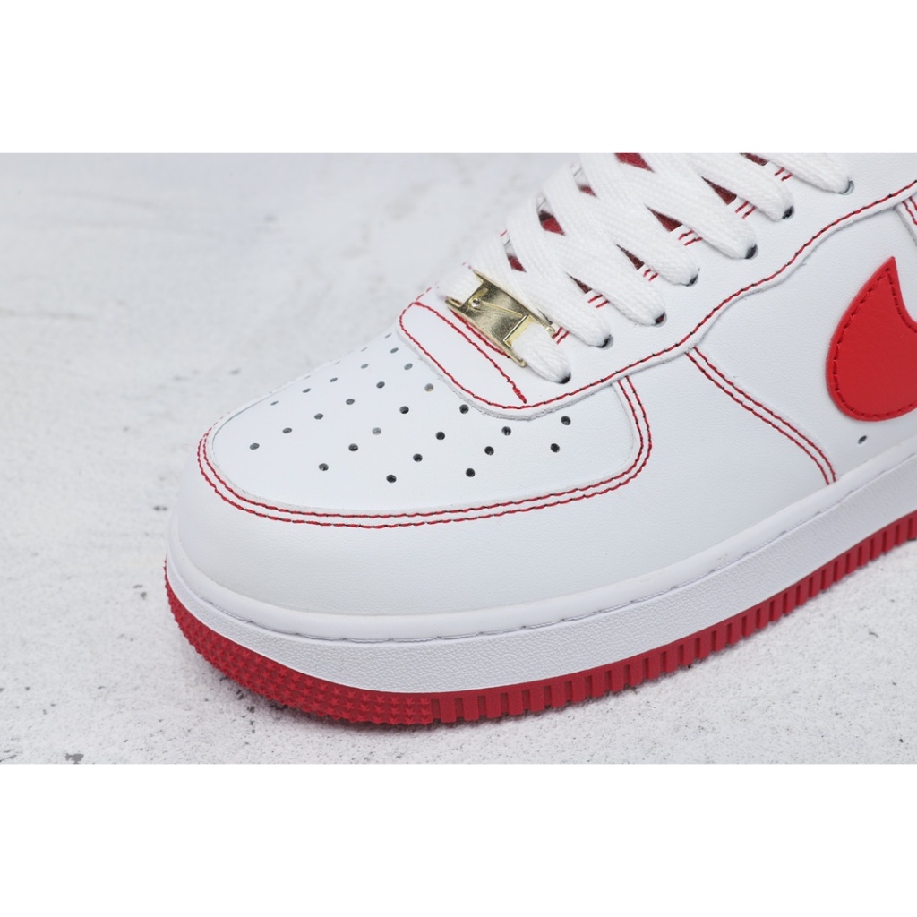 แท้ NIKE  Air Force 1 Low สีแดงและสีขาว รองเท้ากันลื่นแบบสบาย ๆ สไตล์วินเทจต่ำ รองเท้าผ้าใบ ผู้ชาย ผู้หญิงEU36-45