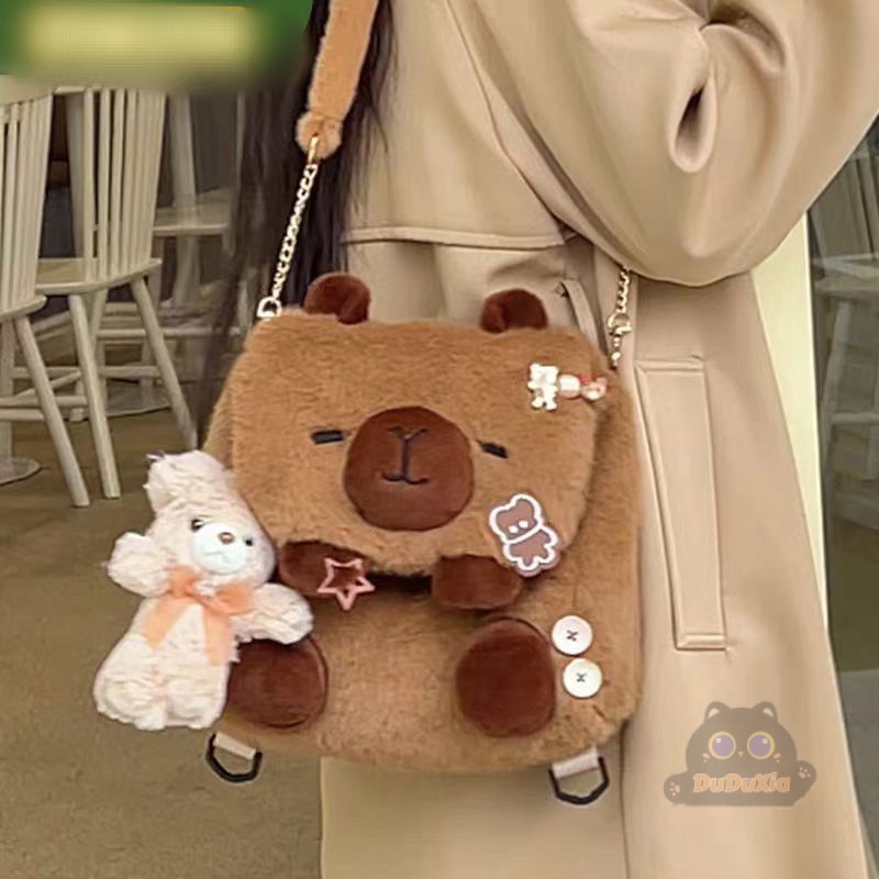 Capybara 卡皮巴拉双肩包 กระเป๋าเป้สะพายหลัง กระเป๋านักเรียน ผ้ากํามะหยี่ขนนิ่ม ลายตุ๊กตาคาปิบาร่าน่ารัก สีแดง สําหรับเด็กผู้หญิง