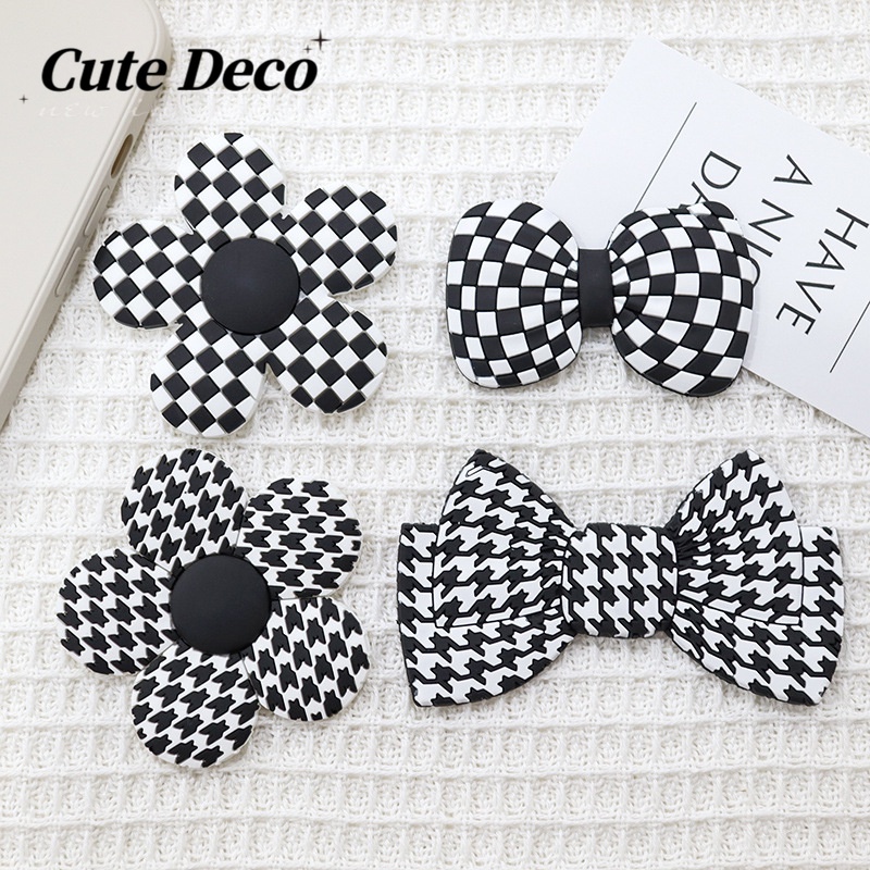 สามมิติสีดําสีขาวตรวจสอบโบว ์ ดอกไม ้ Jibbitz Charm ตกแต ่ งรองเท ้ า PVC