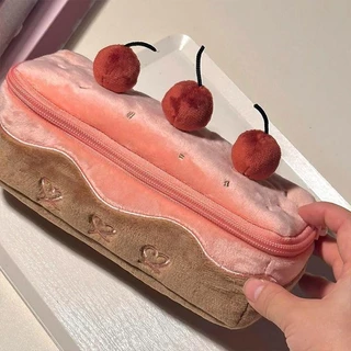 Creative Pink Cherry Plush กล่องดินสอนักเรียนความจุขนาดใหญ่กล่องดินสอเค้กกระเป๋าเก็บเครื่องเขียนอเนกประสงค์กระเป๋าเครื่องสําอาง