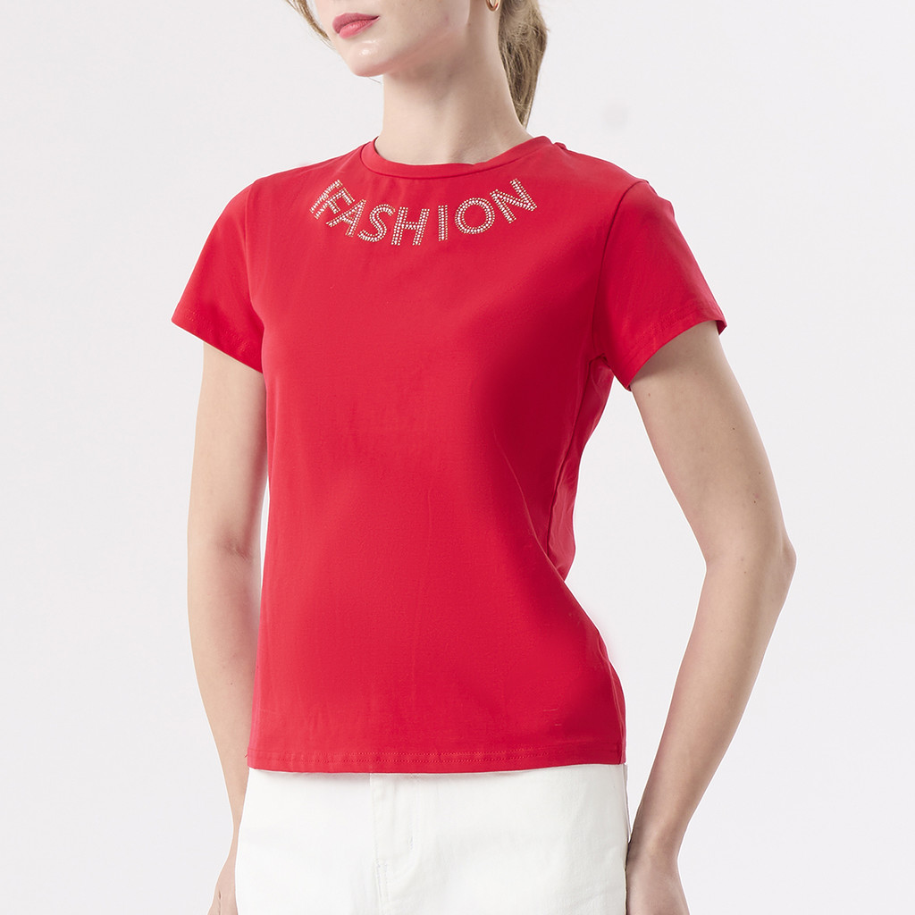 f.fashion เสื้อทีเชิ้ต แต่งโลโก้คริสตัล ผู้หญิง สีแดง | T-shirt with Crystal Logo | 06518