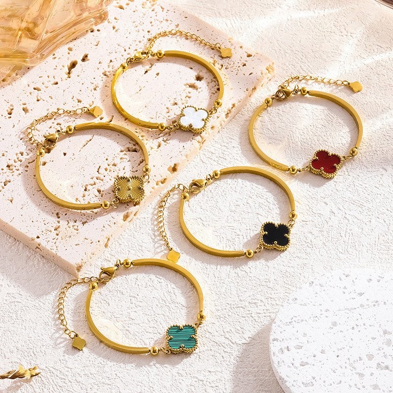 สร้อยข้อมือโคลเวอร์โชคดีเคลือบทอง 18K สำหรับสาวๆ ไม่ซีดจางในน้ำ