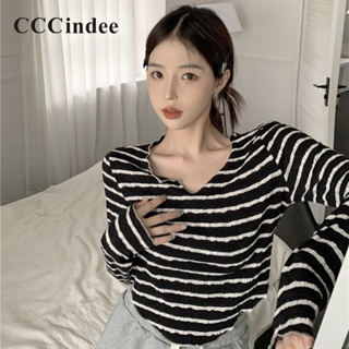 Cccindee ใหม่ เสื้อยืดลําลอง แขนยาว คอวี ลายทาง ทรงไม่สมมาตร สีตัดกัน แฟชั่นสําหรับสตรี 2023