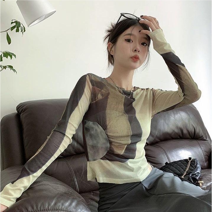 JUNNOVGAL เสื้อยืดผู้หญิงพิมพ์สีตัดกันแขนยาวคอกลมสไตล์ใหม่สลิมฟิต