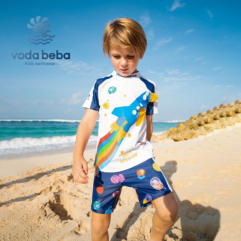 VODA BEBA กางเกงว่ายน้ํา ลายการ์ตูนนักบินอวกาศ แบบแห้งเร็ว สองชิ้น สําหรับเด็กผู้ชาย แถมหมวก