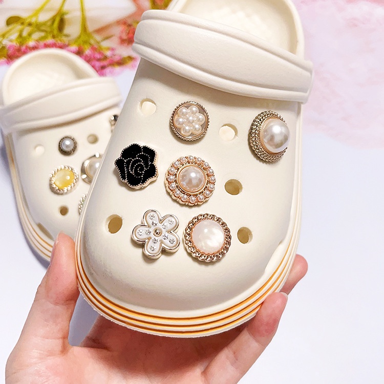 เครื่องประดับแฟชั่น ไข่มุก Crocs Jibbitz Charm Pins ดอกไม้ Jibitz รองเท้า Charms คริสตัลอัญมณี Jibits Crocks สําหรับผู้หญิงรองเท้าอุปกรณ์เสริมตกแต่ง