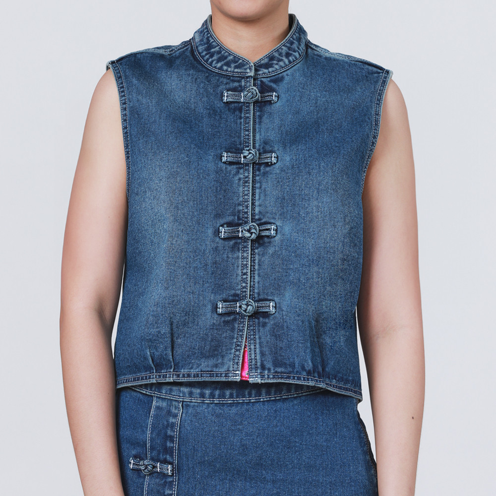 LEE เสื้อกั๊กผู้หญิง คอลเลคชั่น Chinese New Year 2025 รุ่น LE F624WVESN01 สียีนส์กลาง