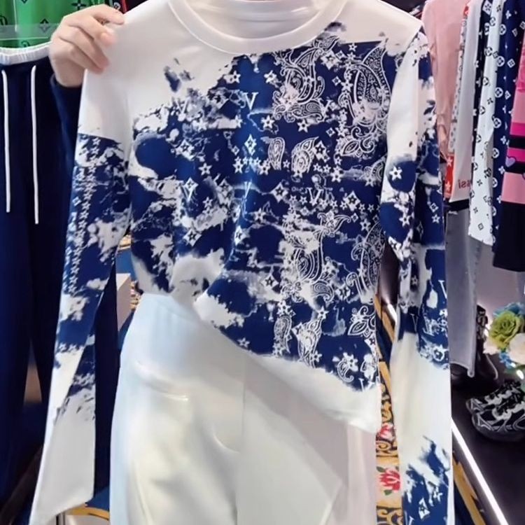 รูปแบบหมึกพิมพ์รอบคอเสื้อยืด 2025 ฤดูใบไม้ผลิฤดูใบไม้ร่วงรูปแบบใหม่ จุดต่ําสุด เสื้อผู้หญิง บาง-พอดี เสื้อขนาดเล็กแขนยาวด้า