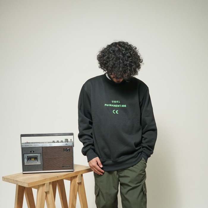 UNKL347 เสื้อสเวตเตอร์แขนยาวสีดําเรียบง่าย ABAC