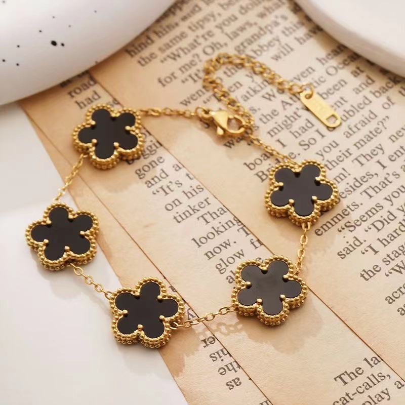 Lucky Five-Leaf Flower Series สร้อยข้อมือเหล็กไทเทเนียมอารมณ์ Lady สไตล์สร้อยข้อมือแฟชั่น All-Match สร้อยข้อมือหรูหราเครื่องประดับของขวัญสําหรับแฟน