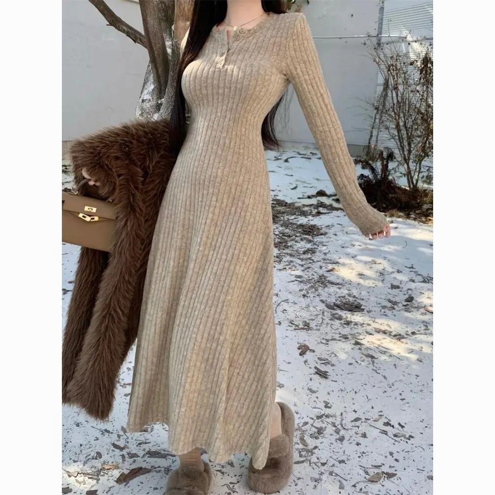 Slim-fit Classy สีทึบฐานกระโปรง V คอถักภาษาฝรั่งเศสคําความยาวกลางกระโปรงผู้หญิงฤดูใบไม้ร่วง Na