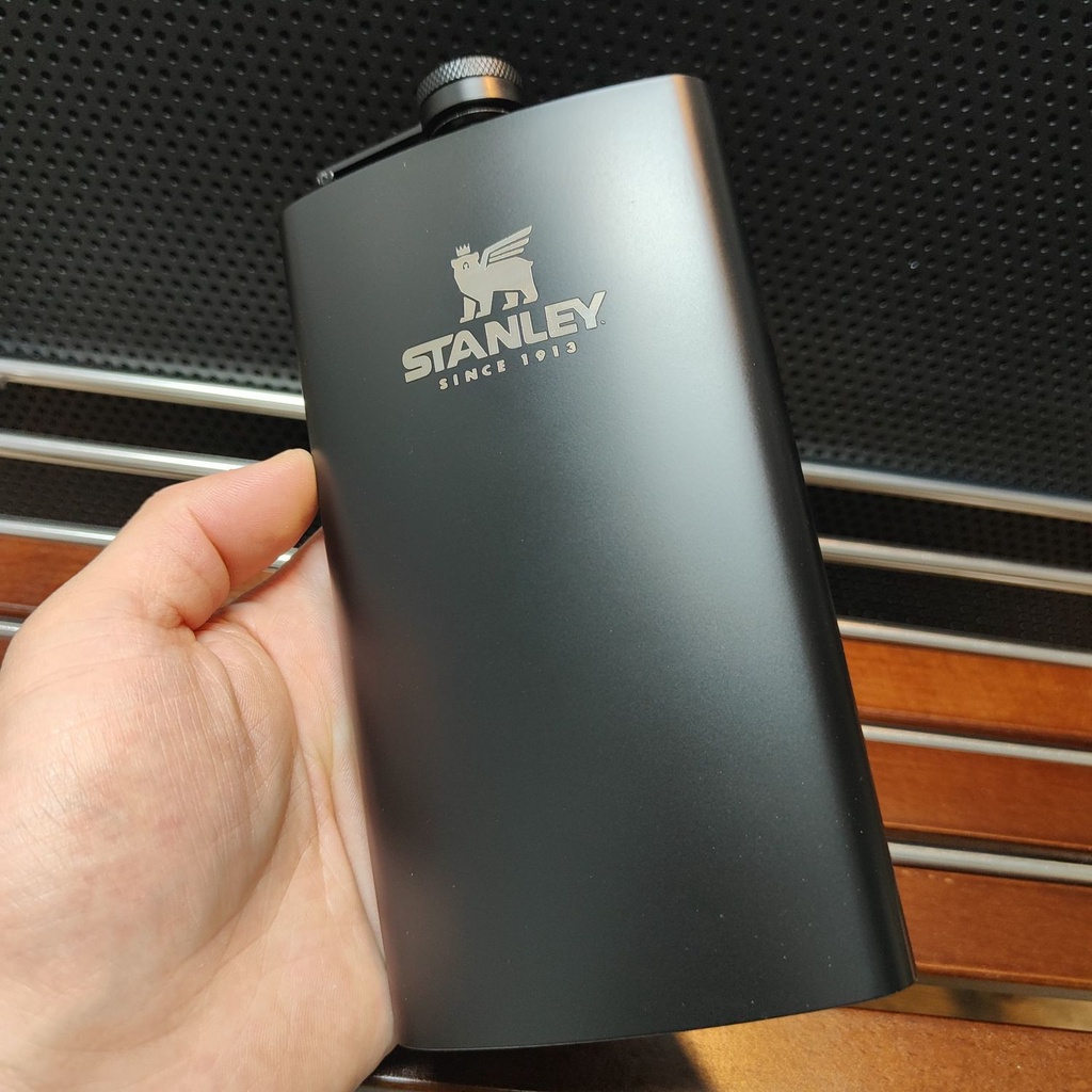 Stanley สแตนลีย์ กระติกน้ําสแตนเลสตั้งแคมป์กลางแจ้งสีดําสไตล์แบบพกพาถังไวน์ขนาดใหญ่