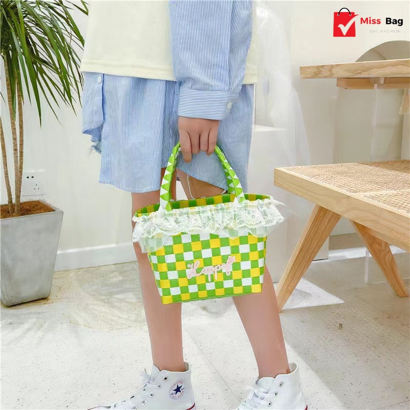 【พร้อมส่ง】กระเป๋าสาวน้อย สาวน่ารัก กระเป๋าสะพายลูกไม้ กระเป๋าสาน อินเทรนด์สุดๆ รุ่น D-1403