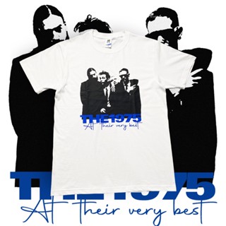 ดูดีนี่ เสื้อยืดแขนสั้น พิมพ์ลาย The 1975 - THEIR VERY BEST สําหรับผู้ชาย