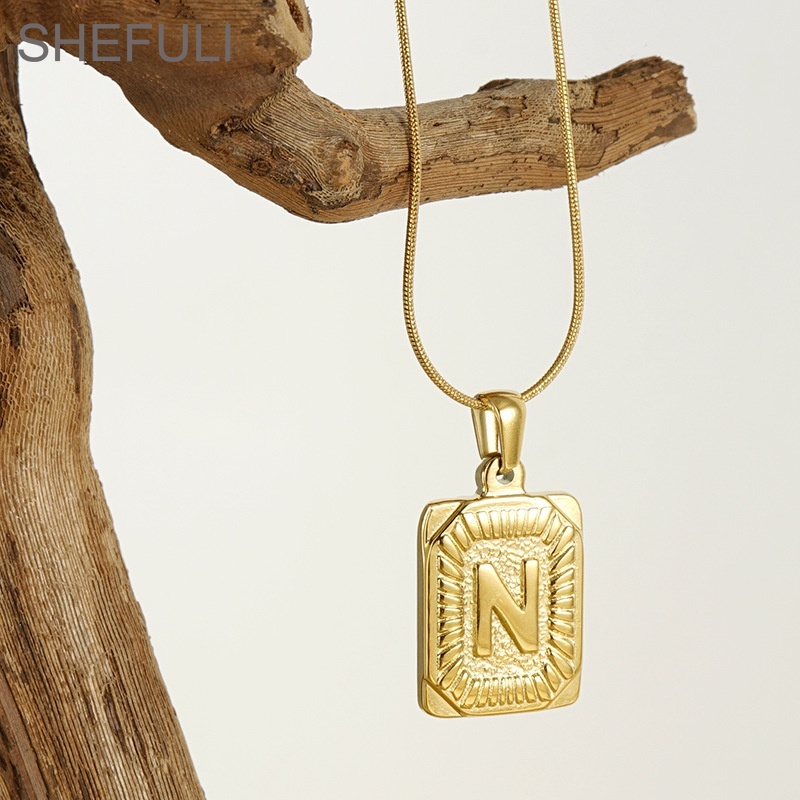 SHEFULI ใหม่ไทเทเนียมเหล็ก 18K Gold Letter Square Plate สร้อยคอ ZY73