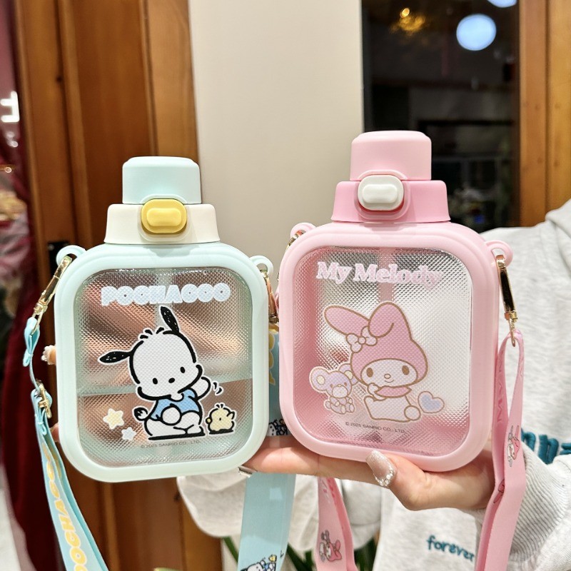 ถ้วยน้ํา Kuromi 2025 สไตล์ใหม่ Crayon Shin-Chan ขวดน้ําพร้อมฟาง Crossbody เด็กนักเรียนถ้วยพลาสติกสี่เหลี่ยมแบบพกพา