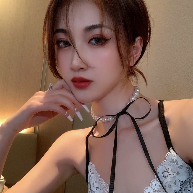 สร้อยคอโชคเกอร์ ประดับโบว์ ริบบิ้น มุกเทียม สีดํา หรูหรา อินเทรนด์เรียบง่าย สําหรับผู้หญิง 1 ชิ้น