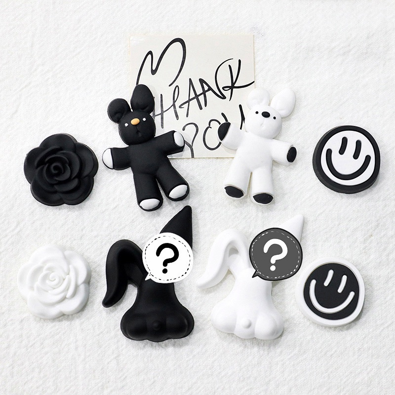 สีดําสีขาวกระต ่ าย Jibbitz Charm ตกแต ่ งรองเท ้ า PVC