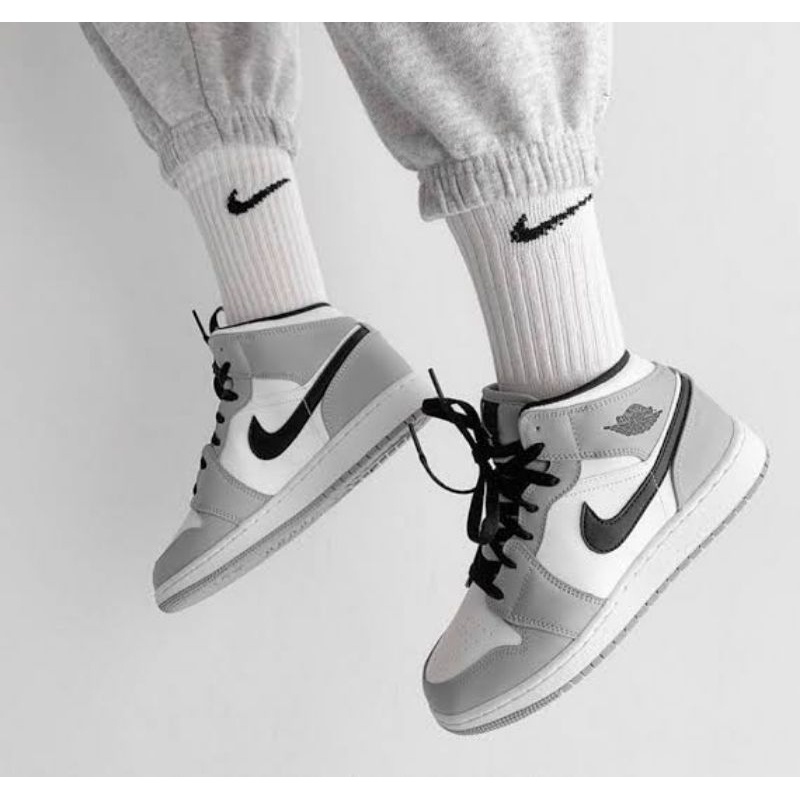 Nike Air Jordan 1 Mid Light Smoke Grey Sneakers Unisex ใส่ได้ทั้ง ชาย หญิง แท้ ส่งฟรี รองเท้า spor