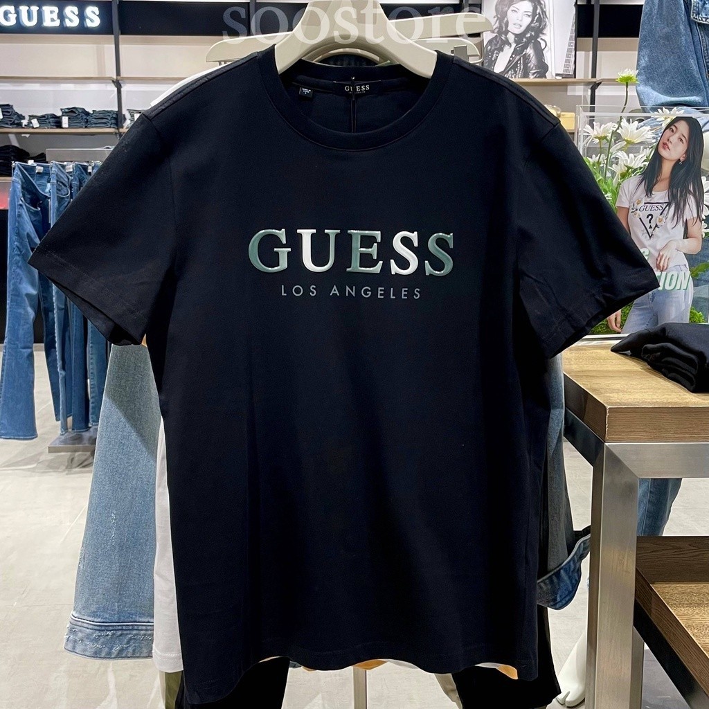 Guess เสื้อยืดแขนสั้น ผ้าฝ้าย พิมพ์ลายโลโก้ตัวอักษร ไล่โทนสี สีดํา สีขาว เสื้อ เสื้อผู้ชาย เสื้อยืด oversize เสื้อยืด