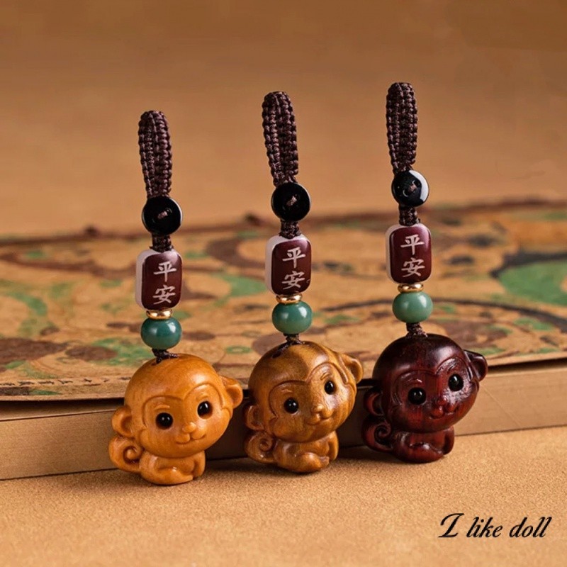 【พร้อมส่ง】พวงกุลแจ พวงกุญแจลิง ของขวัญฮาๆ ห้อยกระเป๋า ห้อยกุญแจ พวงกุญแจตุ๊กตาพวงกุญแจรถยนต์ จี้ไม้จันทน์ รูปลิงราศีน่ารัก เหมาะกับคู่รัก สําหรับผู้ชาย และผู้หญิง