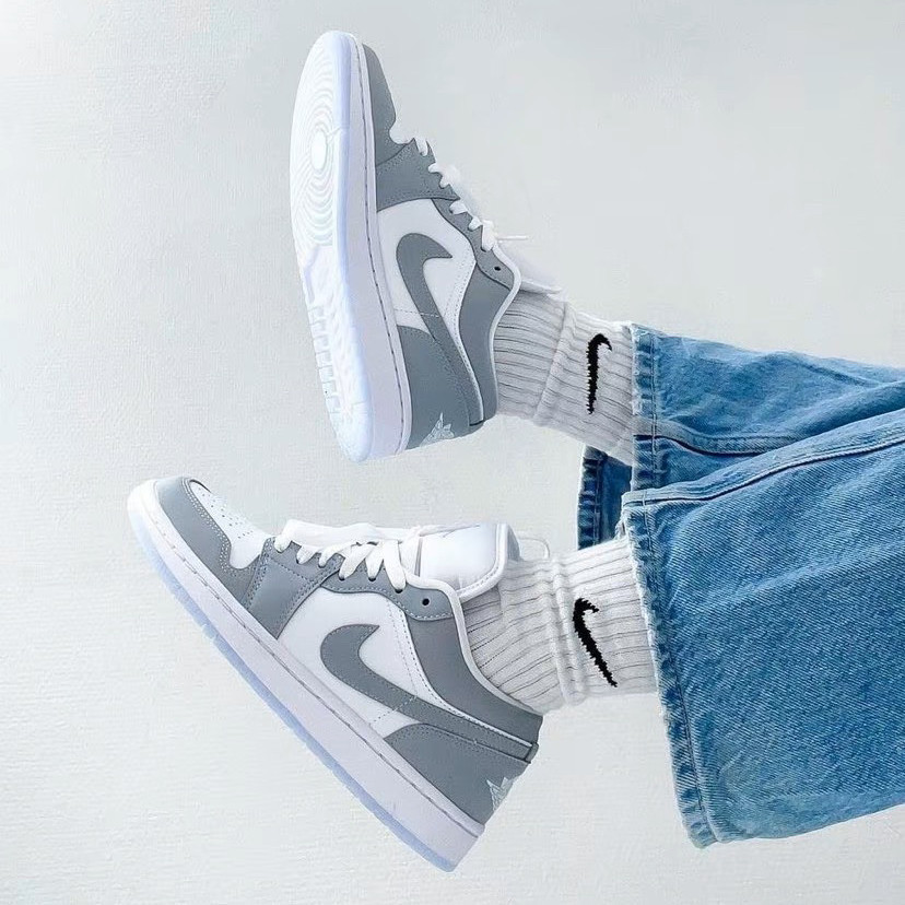 【พร้อมส่ง ของแท้ 100%】Nike Air Jordan 1 Low Light Smoke Grey AJ1 รองเท้า Hot sales
