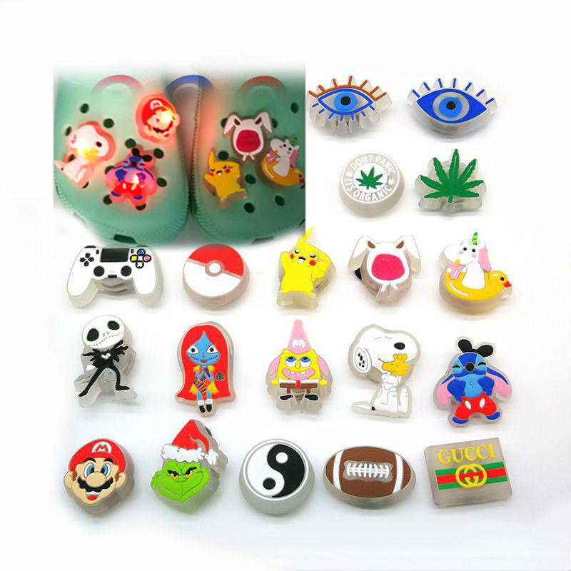 น่ารัก Snoopy Mario design Jibitz Evil Eye Glow in The Dark Jibbits Charm เกมคอนโซลรองเท้า Charms Pikachu Jibits designks สําหรับผู้หญิงรองเท้าอุปกรณ์เสริมตกแต่ง
